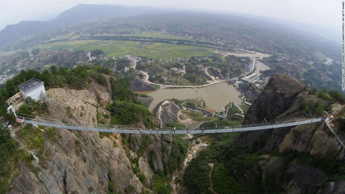 غرائب وعجائب فى عبور جسر الصين الزجاجي