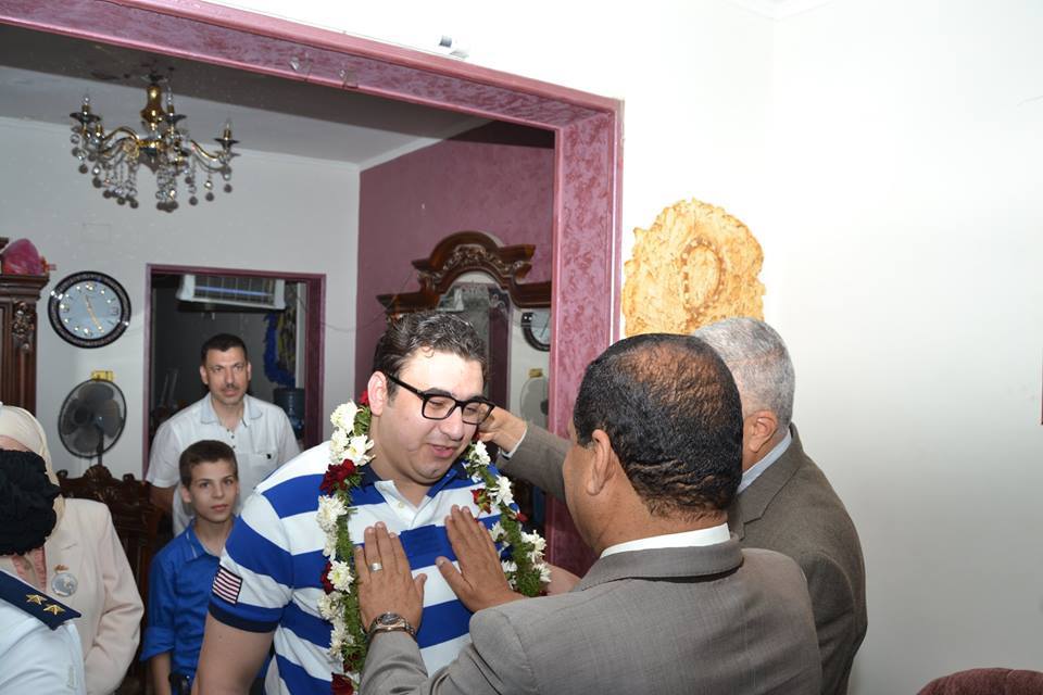 محافظ الغربيه ومدير الامن وقيادات المحافظه يزورون البطل محمود عصام الكومى بمنزله لتكريمه