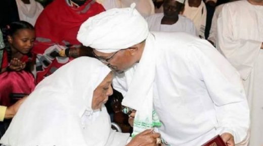 بالفيديو:لحظة مصادرة اموال البشير المخزنه ببيته