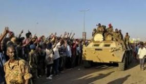 بالفيديو:: السودان الان الجيش يطيح بالبشير ويعتقل مساعديه ويضعه تحت الاقامه الجبريه
	