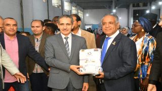 محافظ الغربية يصطحب وفد جمعية رجال الأعمال الافارقة والسفراء الافريقيين لتفقد مصانع الغزل والنسيج في المحلة الكبرى
	