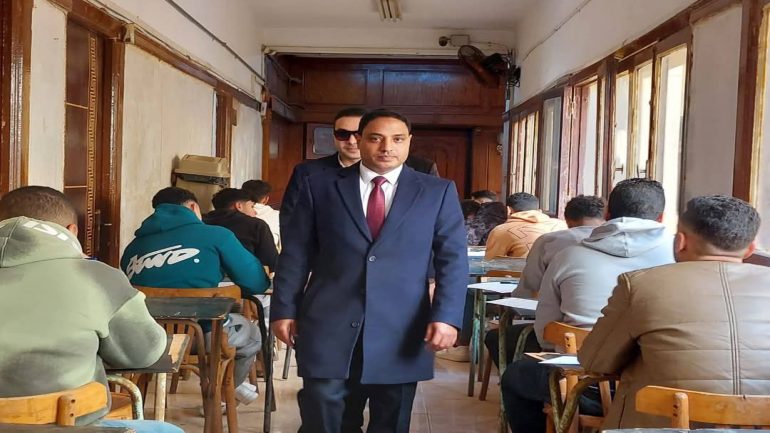 بالصور:وكيل كليه الحقوق بطنطا ورئيس الكنترول يتفقدان امتحانات الفرقه الاولى