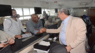 بالصور:محافظ الغربية يستقبل المواطنين بنفسه على شباك المركز التكنولوجي: “طلباتكم محل اهتمامي الشخصي”
	
