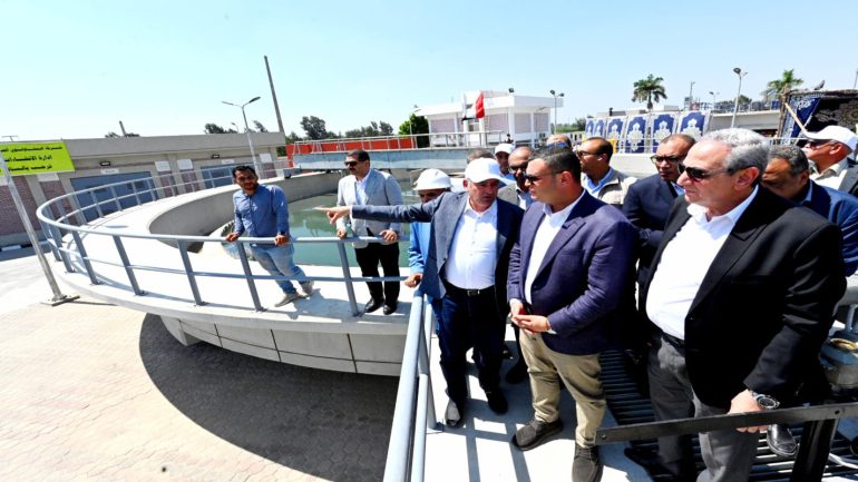 بالصور:ضمن مشروعات المبادرة الرئاسية “حياة كريمة”:     وزير الإسكان ومحافظ الغربية يختتمان جولتهما بتفقد محطة معالجة صرف صحي زفتى