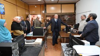 محافظ الغربية يرافقه السكرتير العام يتفقدان إدارات الديوان العام في جوله مفاجئة ويوجه بتسهيل الإجراءات ورفع كفاءة الخدمات للمواطنين