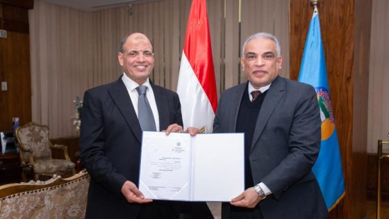 عقب صدور قرار فخامة الرئيس السيسي بتعيينه عميدا لكلية الاداب: رئيس جامعة طنطا يهنىء الدكتور احمد العربي خلال استقباله 