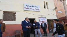 بالصور:محافظ الغربية في جولة مفاجئة بمنطقة سيجر بحي اول طنطا يدخل إدارة النقل البطيء ويحذر اصحاب مركبات التوك توك: إيقاف والتحفظ على أي توك توك غير مُكَوَّد بعد 1 مارس 2026