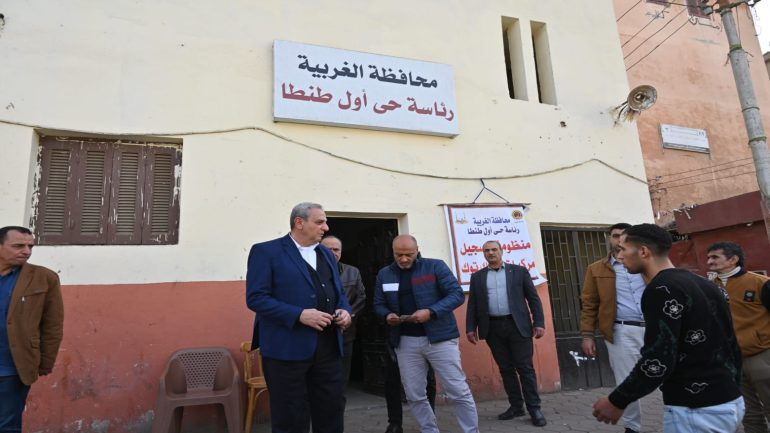 بالصور:محافظ الغربية في جولة مفاجئة بمنطقة سيجر بحي اول طنطا يدخل إدارة النقل البطيء ويحذر اصحاب مركبات التوك توك: إيقاف والتحفظ على أي توك توك غير مُكَوَّد بعد 1 مارس 2026