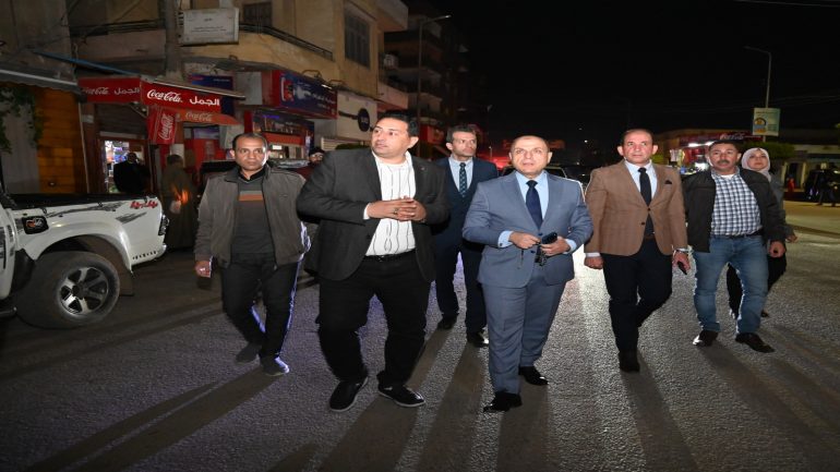 بالصور:لليوم الثالث على التوالي.. محافظ الغربية يقود جولة ليلية بكفر الزيات لمتابعة تنفيذ قرار رئيس مجلس الوزراء بشأن غلق المحال العامة ونائب المحافظ و السكرتير العام والسكرتير المساعد ببقيه مراكز المحافظه