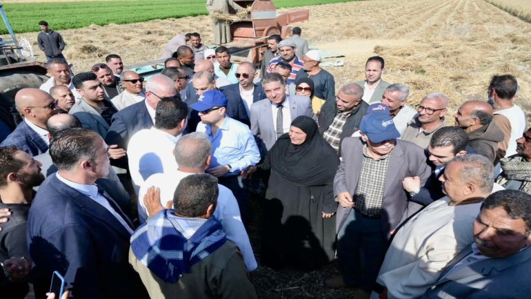 اللواء دكتور علاء عبد المعطي محافظ الغربيه يطلق موسم حصاد القمح بمركز زفتى بحضور وفد من نقابه الفلاحين بالغربيه برئاسه الحاج حسن الحصري نقيب الفلاحين بالغربيه